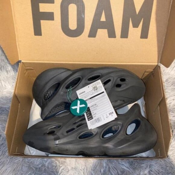Yeezy Men's Black and Grey Slippers - Picture 1 of 1
